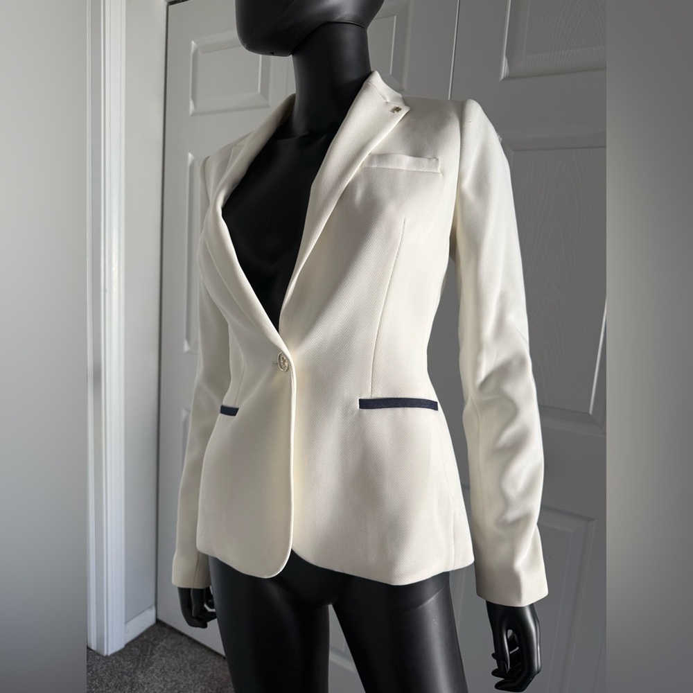 White Tommy Hilfiger blazer w/ Jean elbows and pocket detailing